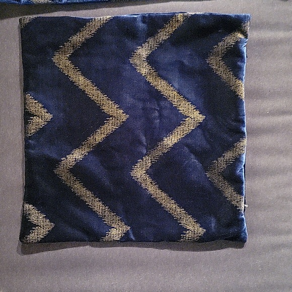 Pair of velvet accent pillow cases - Picture 4 of 4